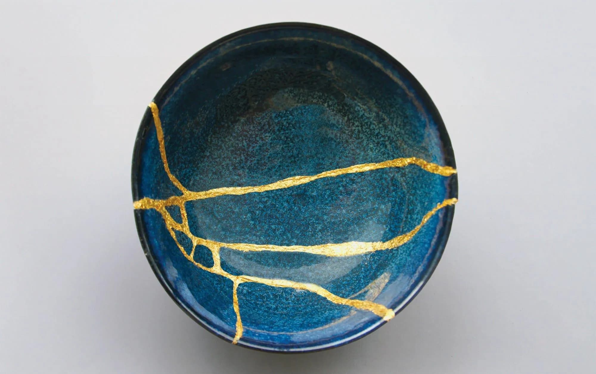 Bol de céramique japonaise réparé selon la technique du Kintsugi